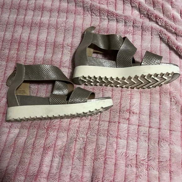Ladies sz 10 sandals - Picture 2 of 7